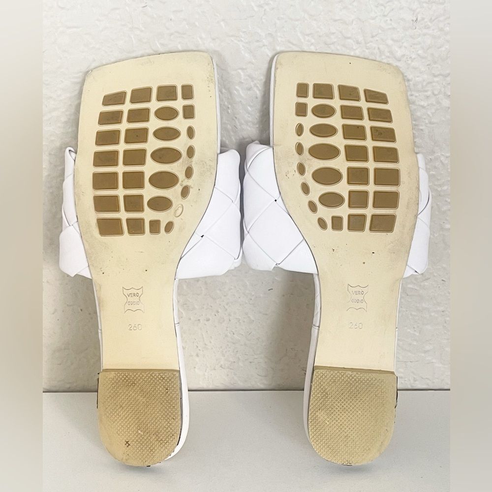 Bottega Veneta Lido flat slides in white - Picture 10 of 15